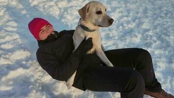 warm omhelzing menselijk en hond in sneeuw video