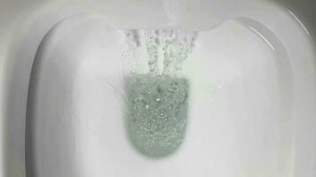 higiénico blanco urinario con fluido agua video