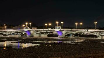 illuminato ponte notte riflessi video