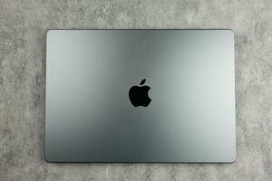 bangkok, Tailandia - diciembre 5, 2023 nuevo macbook Pro en 2023, manzana macbook Pro m3 max alto tecnología ordenador portátil y moderno diseño. foto