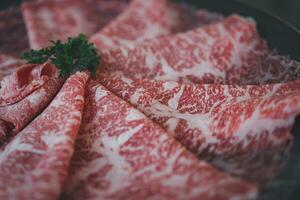 raro rebanado wagyu carne de vaca con jaspeado textura foto