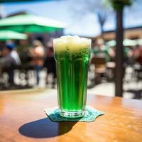 ai generado medio litro de verde cerveza con un borroso S t. patrick's día desfile en el antecedentes. foto