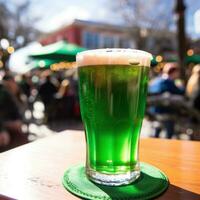 ai generado medio litro de verde cerveza con un borroso S t. patrick's día desfile en el antecedentes. foto