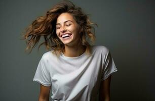 ai generado niña riendo con un gris camiseta chica, foto