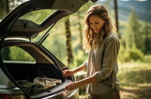 ai generado un mujer apertura el maletero de un coche mientras de viaje foto