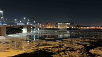 ghiacciato fiume notte illuminato città ponte video