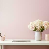 ai generado un minimalista blanco escritorio con un florero de Fresco blanco hortensias foto