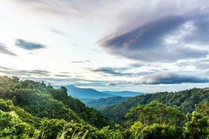 paisaje de montaña hermosa campo de Tailandia foto