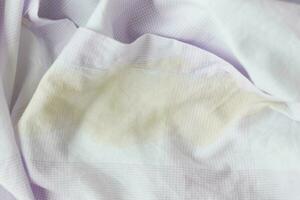 derramado café en un blanco camisa foto