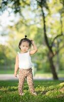 retrato de pequeño niña caminando en el parque foto