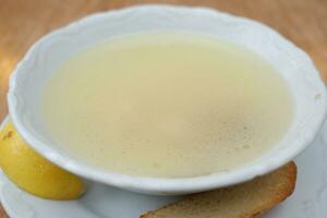 Sopa picante tailandesa caliente en un tazón en la mesa foto