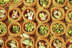 hecho a mano turco postre baklava en mesa foto