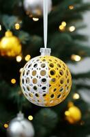 ai generado disco Navidad árbol decoración, en el estilo de ligero blanco y amarillo, blanco y plata foto