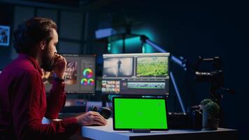 croma llave tableta siguiente a vídeo editor utilizando edición software a potenciar imágenes. aislado pantalla dispositivo cerca persona de libre dedicación camarógrafo refinamiento proyecto en Departamento estudio video