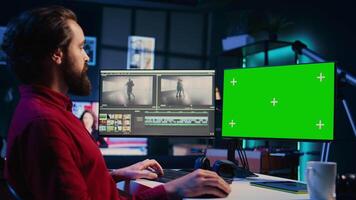 camarógrafo usos edición software en croma llave computadora a montar imágenes dentro cohesivo final resultado. experto color de corrección clips en aislado pantalla ordenador personal a garantizar proyecto Satisface deseado estético video
