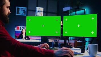 Fotograf Verwendet Foto Bearbeitung Software auf Chroma Schlüssel pc Anzeige im persönlich Studio. Freiberufler Verwendet Fotografien Retusche Programm auf isoliert Bildschirm multi Monitor Computer Konfiguration video