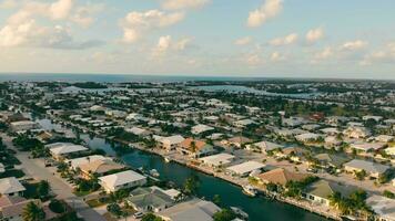 hoch oben Antenne Aussicht von Schlüssel Kolonie Strand ist ein Gemeinde im das Mitte von das Florida Schlüssel, Monroe Bezirk, Florida, vereinigt Zustände. video