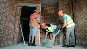 huis reparatie. meesters gips de muren en reeks omhoog vuurtorens naar uitlijnen de hoeken in de kamer. video