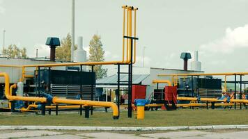 gas estación. gas producción. metal estructuras con tubería y válvulas gas bombeo estación. video