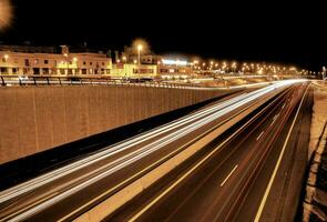 un largo exposición fotografía de un autopista a noche foto