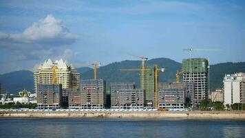 Torre gru operativo a sviluppo luogo, città, gru e costruzione con appartamento edifici, proprietà sviluppo, infrastruttura, urbano paesaggio, civile ingegneria, casinò edifici nel Laos video