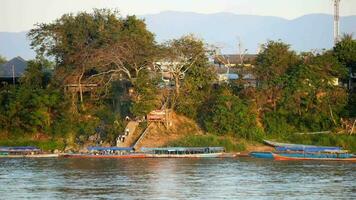 lento barco crucero a lo largo el mekong río, local barco Moviente en mekong río Entre el frontera de Tailandia y Laos, barco transporte en el río, transporte Embarcacion video