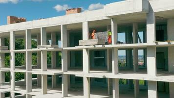 costruzione di un' monolitico Casa. costruttori mettere su cartongesso. multipiano edificio con monolitico. moderno industriale monolitico costruzione video