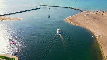 ein klein Motorboot Verlassen das Bucht im das großartig See Michigan im das Zustand von Illinois, USA. video