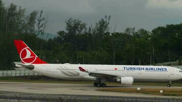 phuket, Tailandia enero 26, 2023 avión aerobús a330 de turco aerolíneas rodaje a phuket aeronave en el pista, lado vista. viaje concepto video