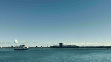 een snel motor boot Aan meer Michigan komt binnen de haven van de stad van chicago in de Verenigde Staten van Amerika. video