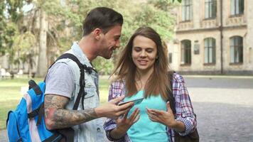 estudiantes discutir alguna cosa en teléfono inteligente video