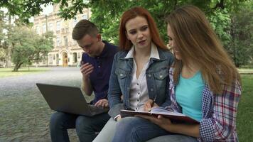 weiblich Schüler schreibt im ihr Übung Buch auf Campus video