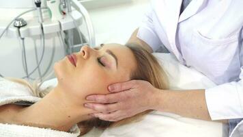 cosmetologo massaggi del cliente testa video