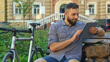 cycliste Feuilleter Internet sur le tablette video