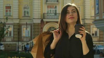 menina bebidas café em a rua video