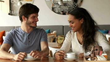 Mädchen flirtet mit ihr männlich Freund beim das Cafe video