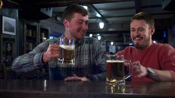 amici celebrare successo di loro squadra a il pub video