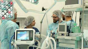 chirurgical équipe parlant à le chirurgie pièce video