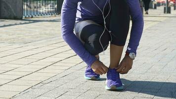 vrouw stopt naar fix draad Aan sportschoenen video