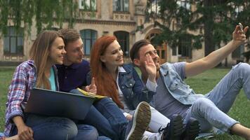 Students take selfie on the lawn video