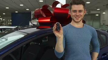 masculino cliente poses perto a carro às a sala de exposições video