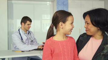 mujer poses con su hija a el para niños hospital video