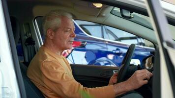 hombre examina interior de el coche video