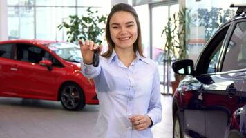 vrouw koopt nieuw auto Bij de handel video