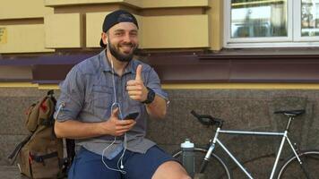 ciclista mostra dele polegar acima em a rua video