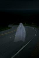 blanco fantasma en el la carretera. foto