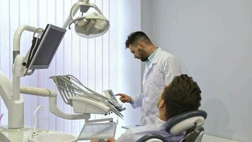 dentista pregunta algunos preguntas a el paciente video