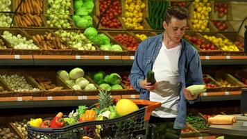 gars choisit moelle à le supermarché video