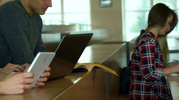 studenten aantekeningen de lezing Aan verschillend gadgets video