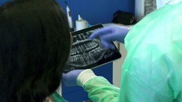 dentiste zoome radiographie image sur le sien tablette video